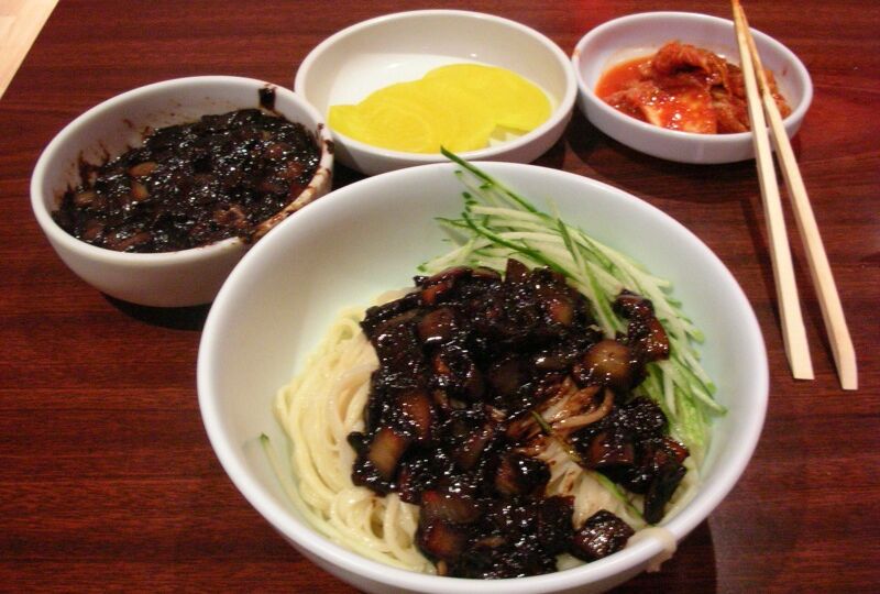 Immagini Stock - Spaghetti Neri Coreani O Noodle Istantanei Con Salsa Di  Semi Di Soia Chajung Arrostiti (chapagetti) - Stile Alimentare Coreano.  Image 167613747