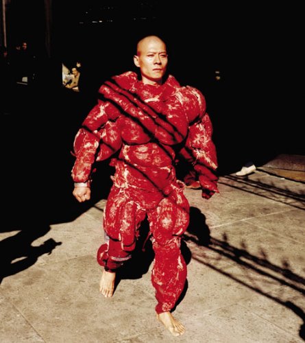 Zhang Huan vestito interamente di carne in una performance a New York. 