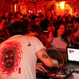 DJ Fat Lips alla console ad una festa K-Pop in Romania