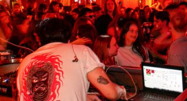 DJ Fat Lips alla console ad una festa K-Pop in Romania