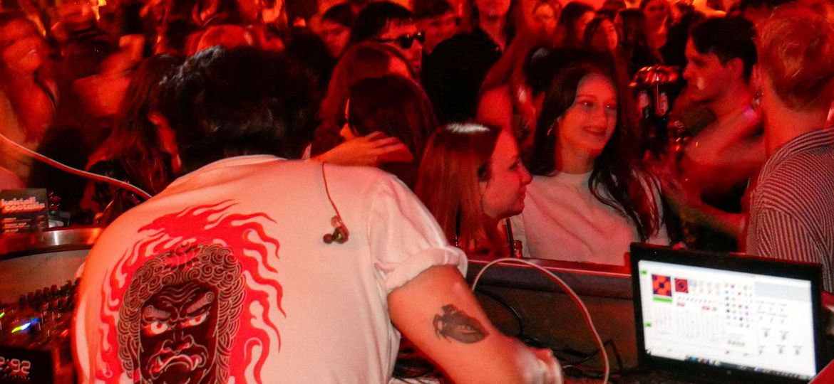 DJ Fat Lips alla console ad una festa K-Pop in Romania